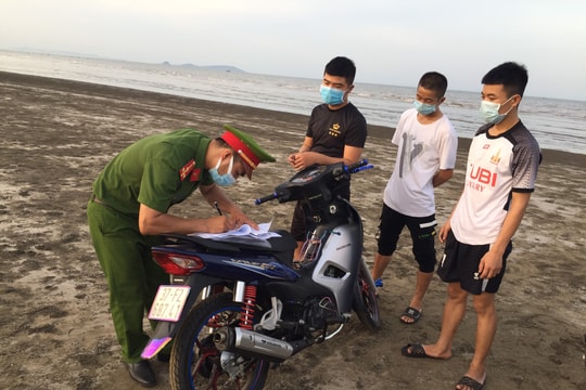 Đi tắm biển, 3 thanh niên bị phạt gần 5 triệu đồng vì không đeo khẩu trang
