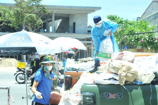 Nghệ An: Căng mình tiếp sức cho lực lượng trực chốt trong nắng nóng