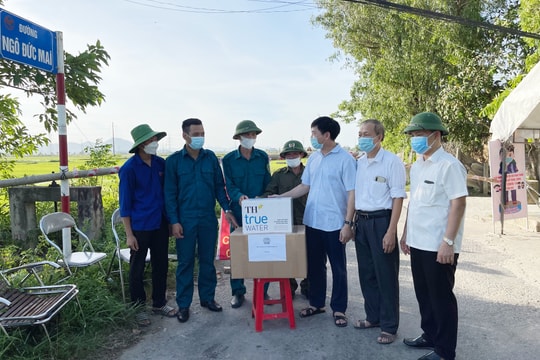 Hội Nông dân tỉnh Nghệ An thăm, tặng quà lực lượng trực chốt phòng, chống dịch Covid-19