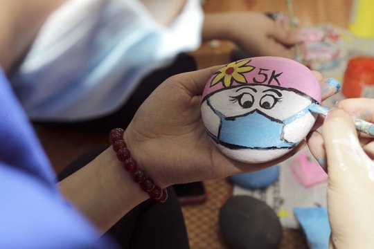 Thanh niên vùng cao Nghệ An vẽ hình trên đá suối, bán gây Quỹ phòng, chống Covid-19 