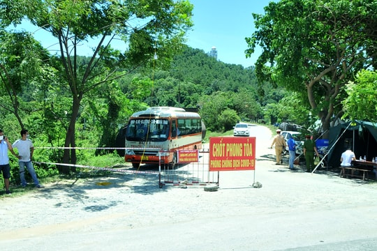Cận cảnh chốt chống dịch bằng xe buýt, container ở TP. Vinh