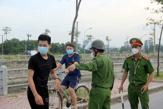 TP Vinh ra quân xử phạt hàng loạt trường hợp ra ngoài không cần thiết