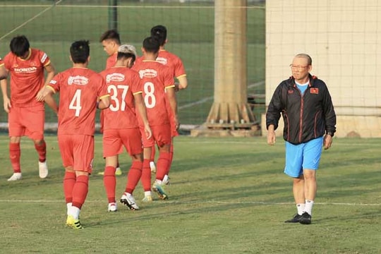 Hải Phòng mượn ‘gà chiến’ của bầu Đức để trụ hạng; 4 tháng cuối năm và áp lực cho thầy Park 