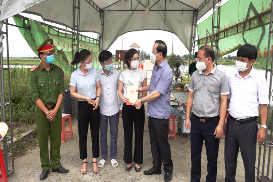 Lãnh đạo TP. Vinh thăm, tặng quà lực lượng phòng chống dịch Covid-19