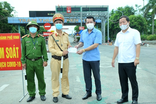 Trao quà của doanh nhân, doanh nghiệp xứ Nghệ tại TP.Hồ Chí Minh đến tâm dịch TP Vinh
