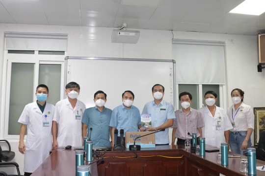 Lãnh đạo Sở Y tế thăm, động viên cán bộ, nhân viên Bệnh viện Đa khoa TP Vinh 