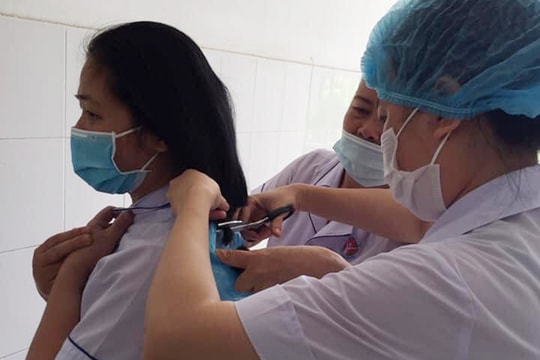 Xúc động những hình ảnh y, bác sĩ Nghệ An quên mình giữa tâm dịch Covid-19