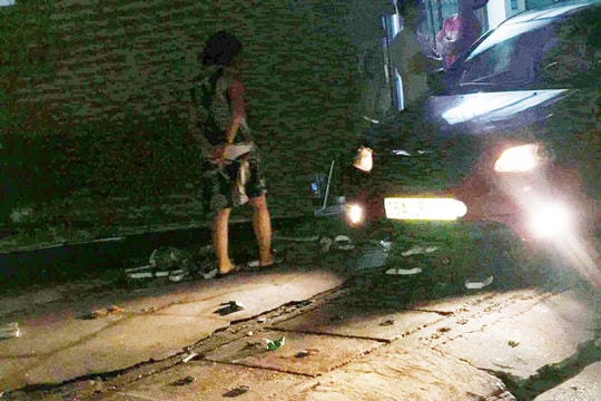 Xe ô tô 4 chỗ nửa đêm lao thẳng vào nhà dân 