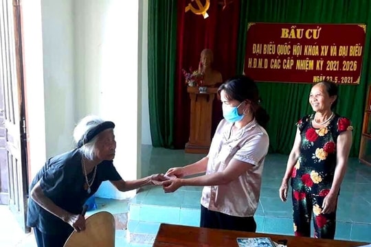 Cụ bà 100 tuổi ở Nghệ An chống gậy đi ủng hộ Quỹ phòng, chống Covid-19