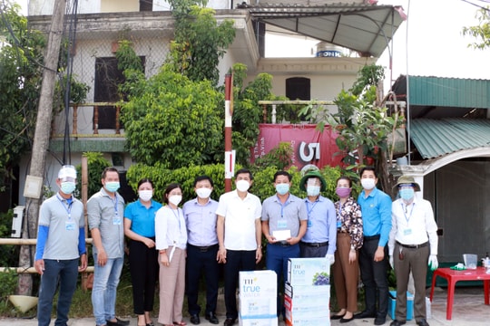 Sở Giáo dục và Đào tạo Nghệ An tặng quà cho lực lượng làm nhiệm vụ chống dịch