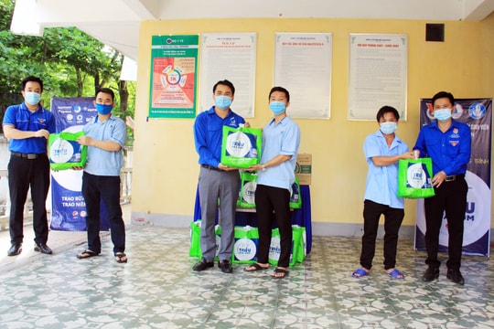 100 suất quà thiết yếu hỗ trợ công nhân có hoàn cảnh khó khăn 