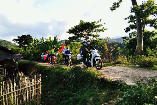 Huyện biên giới Nghệ An 'đi từng ngõ, gõ từng nhà' để tuyên truyền phòng dịch Covid-19