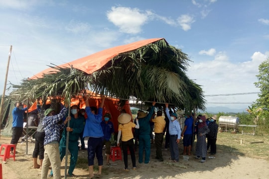 Lá cọ 'nghĩa tình' giảm nóng trong chốt phòng dịch Covid-19 ở Thanh Chương