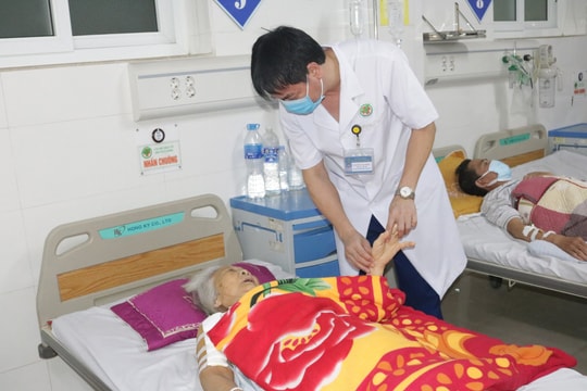 Cụ bà 88 tuổi được 3 y bác sĩ tình nguyện hiến máu giúp hồi sinh 