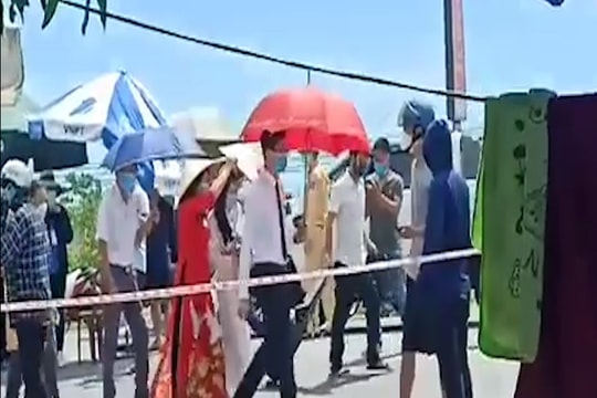 Video: Nhà trai xin dâu ngay tại chốt kiểm soát phòng, chống dịch ở TP. Vinh 