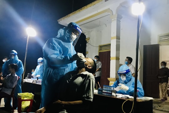 Nam Đàn: Khẩn trương lấy 4.200 mẫu xét nghiệm PCR trong đêm cho người dân xã Trung Phúc Cường