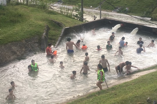 Cảnh báo việc người dân 'chấp' dịch Covid chen nhau tắm trên kênh đào ở Yên Thành