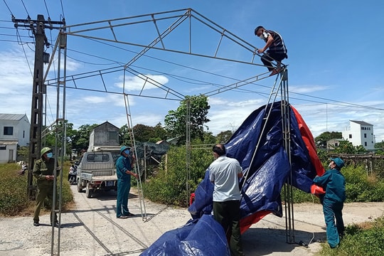 Khắc phục sự cố do gió Lào tại các lán chốt chặn Covid ở TP Vinh