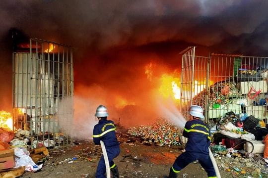 Bãi phế liệu gần cửa hàng xăng ở Đô Lương bốc cháy ngùn ngụt 