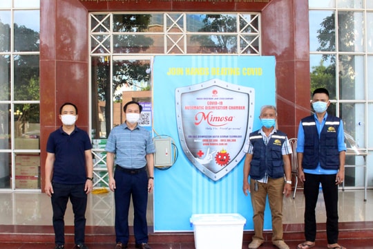 Công ty Thái Gia Bảo tặng Báo Nghệ An buồng khử khuẩn để phòng, chống Covid-19