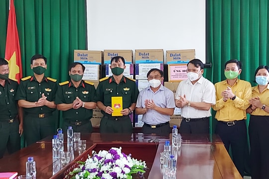 Trưởng ban Dân vận Tỉnh ủy thăm và tặng quà lực lượng phòng, chống dịch Covid-19 