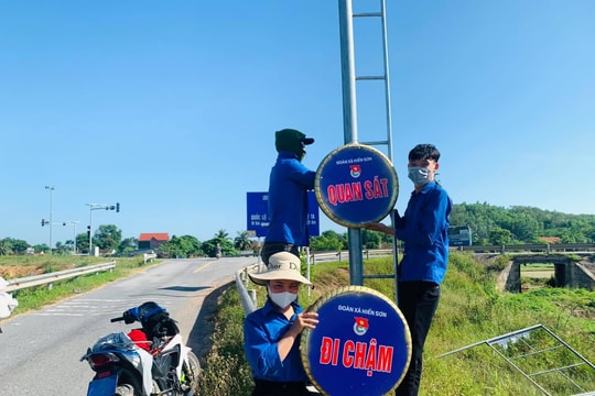 'Biến' lốp xe thành biển cảnh báo, phao cứu hộ