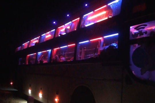 Nghệ An: Giữa đêm, phát hiện xe giường nằm chở 4 người ở vùng dịch đi vào Nam