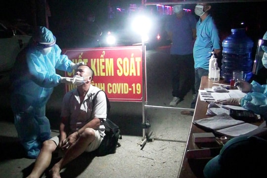 Nghệ An: Phát hiện 4 công dân ở vùng dịch trên xe giường nằm đi vào Nam