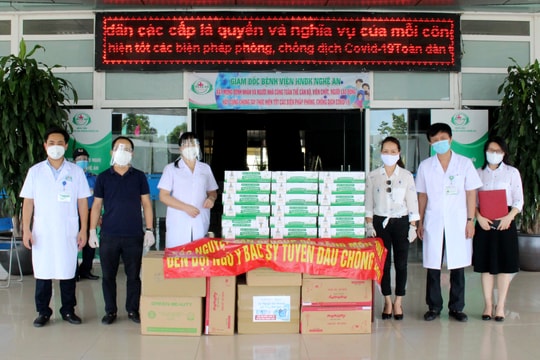 Báo Nghệ An phối hợp các doanh nghiệp trao quà hỗ trợ lực lượng y tế tuyến đầu chống dịch Covid-19