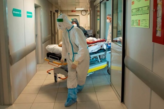 Số người tử vong do Covid-19 ở Nga tăng kỷ lục, biến thể Delta tấn công Campuchia