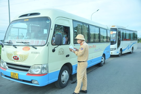 Tiếp tục kiểm soát chặt chẽ các loại phương tiện ra, vào thành phố Vinh