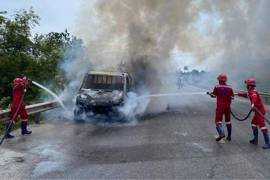 Nghệ An: Xe tải chạy trên đường bất ngờ bốc cháy