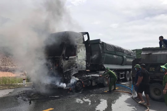 Nghệ An: Thêm 1 ô tô bốc cháy khi đang lưu thông trên đường  