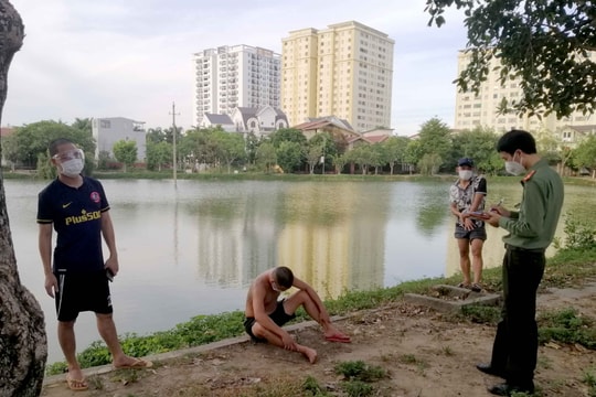 Thành phố Vinh xử phạt 7 thanh niên ra hồ đi bộ, hóng mát