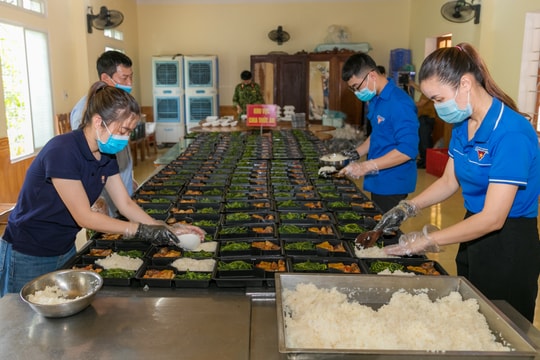 Cận cảnh bữa ăn cho y bác sĩ và bệnh nhân Covid-19 tại Bệnh viện dã chiến số 1 