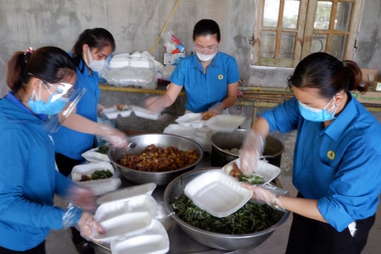 Đầu bếp công đoàn thắp lửa yêu thương mùa dịch