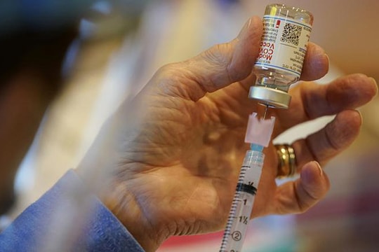 Tổ chức Y tế thế giới cảnh báo không uống giảm đau, chống dị ứng trước tiêm vắc-xin Covid-19