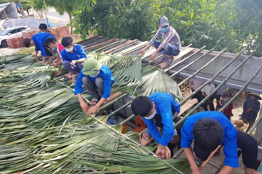 Người dân Thanh Chương thức đêm làm tranh tre chống nóng cho chốt chống dịch