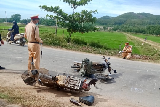 Hai xe máy đâm nhau, hai người bị thương