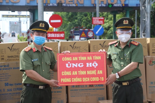 Công an Hà Tĩnh tặng quà ủng hộ Công an Nghệ An phòng, chống dịch Covid-19