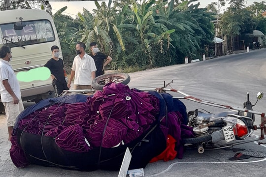 Xe máy và ô tô chở công nhân va chạm, người đàn ông nhập viện cấp cứu