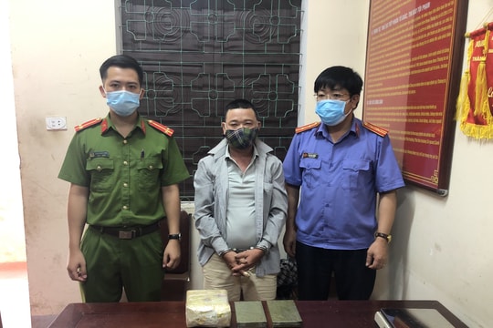 Bắt đối tượng ôm 2 bánh heroin và 1kg ma túy đá từ biên giới về xuôi tiêu thụ  ​