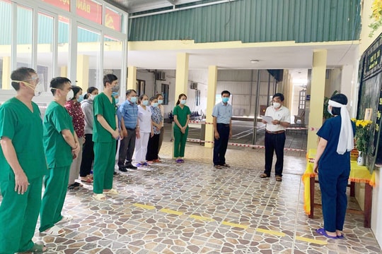 Nghệ An: Nữ kỹ thuật viên nén nỗi đau, lập bàn thờ vọng mẹ tại Bệnh viện dã chiến số 1 