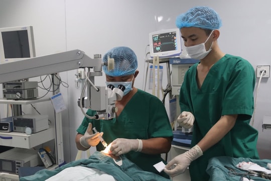 Nghệ An: Phẫu thuật cấp cứu thành công bé gái 19 tháng tuổi bị đinh đâm xuyên mắt