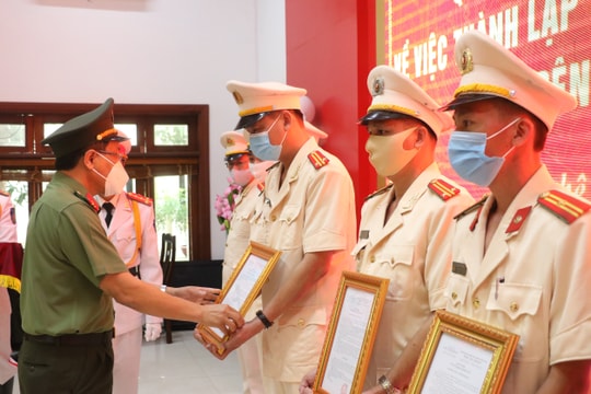 Nghệ An: Công bố Quyết định thành lập Công an chính quy tại các thị trấn