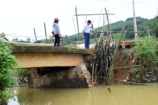 Yên Thành: Cầu sụt mố do mưa lũ, cả xóm lo không còn đường đi