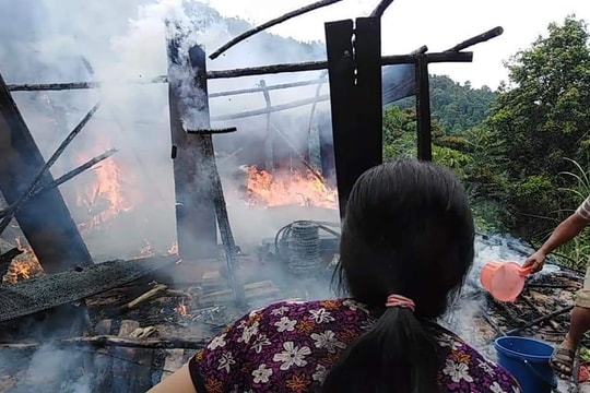Chủ nhà đi rẫy, căn nhà ba gian bị thiêu rụi dưới trời mưa