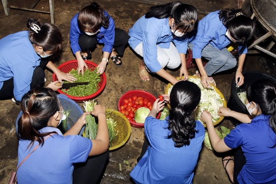 Tuổi trẻ vùng cao Nghệ An nấu cơm hỗ trợ thí sinh nghèo tại kỳ thi THPT