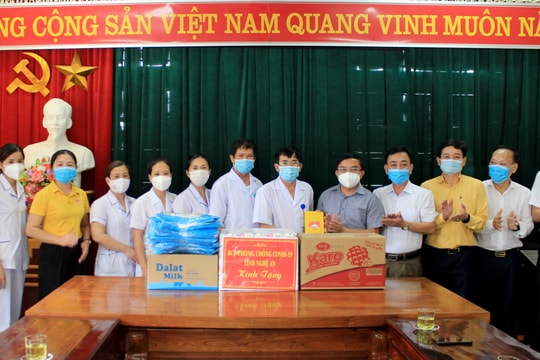 Trưởng ban Dân vận Tỉnh ủy thăm, tặng quà lực lượng tuyến đầu chống dịch 