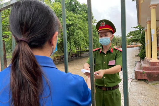 Đội tiếp sức mùa thi Anh Sơn hỗ trợ đón thí sinh bị chậm giờ thi